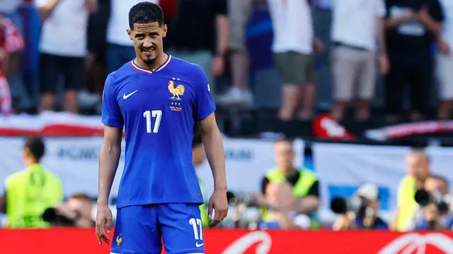 william-saliba-walks-off-injured-after-just-30-minutes-in-france-vs-spain-world-cup-semifinal