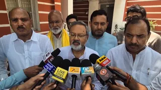 bankipur-byelection-prashant-kishor-misleading-posters-banners-put-up-in-patna-alleges-jan-suraaj-party-amid-campaign