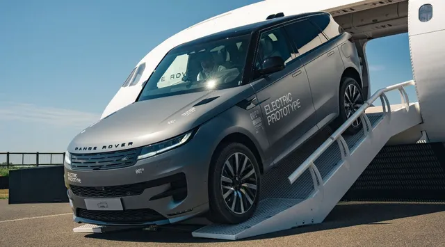 range-rover-sport-electric-breaks-cover-ahead-of-global-debut-packs-550hp-118-5-kwh-battery-pack-and-more