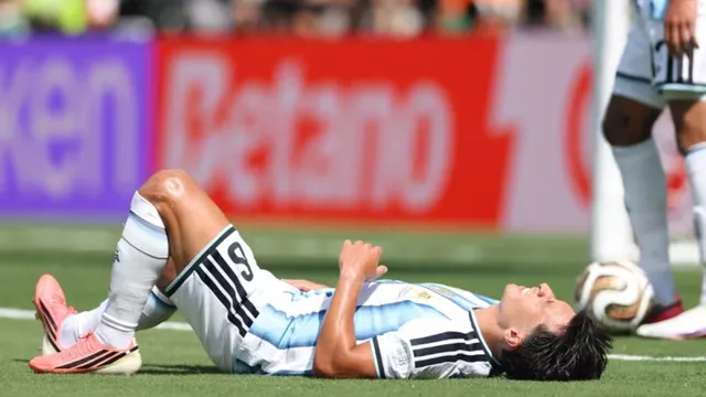 argetina-vs-spain-fifa-world-cup-final-martinez-walks-off-as-otamendi-replace-in-title-decider