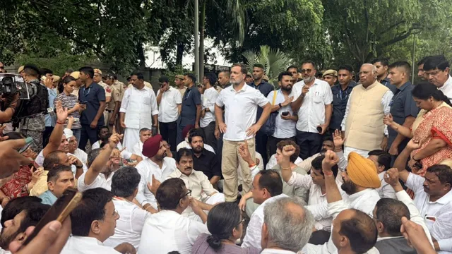 rahul-priyanka-gandhi-lead-big-congress-protest-near-pm-modis-residence-over-crackdown-on-students-in-delhi-cjp-protest