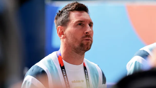 watch-lionel-messi-arrives-in-hometown-after-argentinas-fifa-world-cup-final-defeat