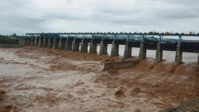 heavy-rains-batter-jammu-kashmir-25-dead-major-highways-blocked-amarnath-vaishno-devi-yatras-halted-latest-updates