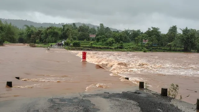 gujarat-weather-red-alert-in-navsari-as-torrential-rains-wreak-havoc-155-roads-shut-schools-closed-latest-updates