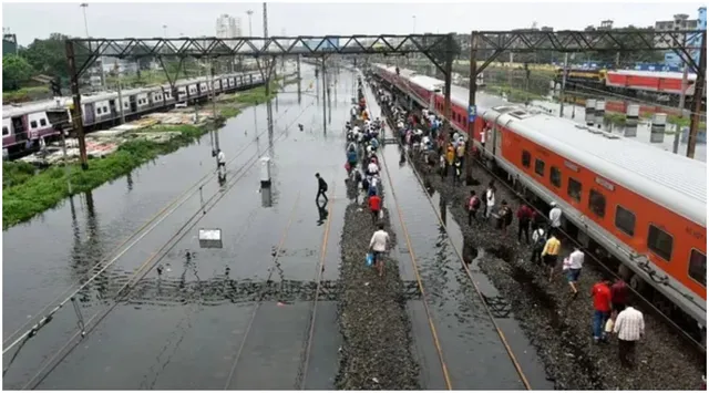 gujarat-rains-mumbai-ahmedabad-train-route-disrupted-heavy-vehicle-movement-on-nh8-stopped