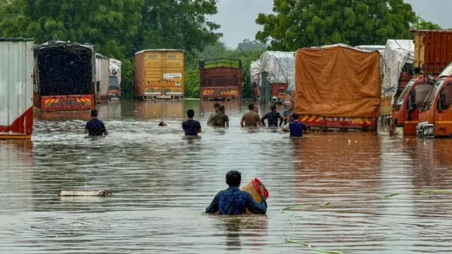 gujarat-weather-update-heavy-rain-vehicles-submerged-flood-conditions-in-valsad-dholka-imd-issues-red-alert-for-6-districts-check-foecast