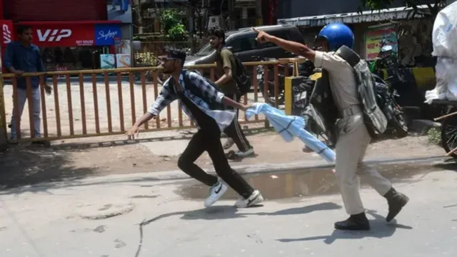 patna-students-protest-scuffle-breaks-out-between-bihar-police-protesters-tej-pratap-yadav-detained-latest-updates