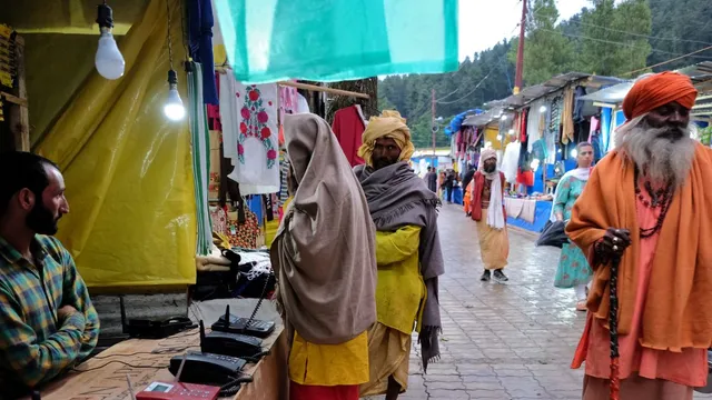 amarnath-yatra-pilgrims-cross-4-lakh-19th-convoy-dispatched-to-baltal-amid-pahalgam-route-maintenance