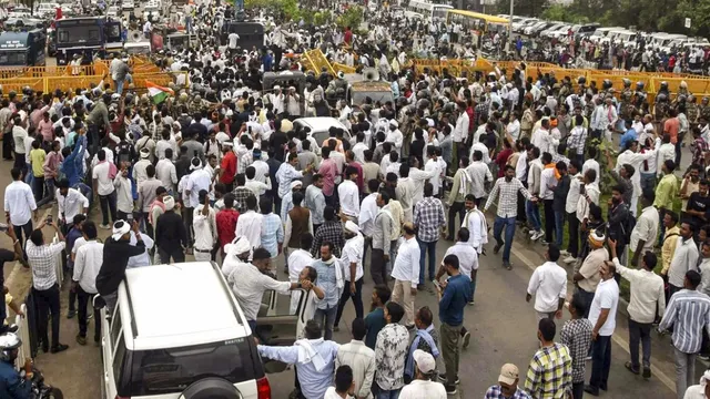mp-farmers-protest-thousands-march-towards-cm-house-in-bhopal-over-mung-purchase-schools-closed-latest-updates