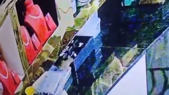 gold-jewellery-worth-rs-10-lakh-stolen-from-karnataka-tumakuru-store-cctv-gives-shocker-after-rat-turns-out-to-be-thief-video