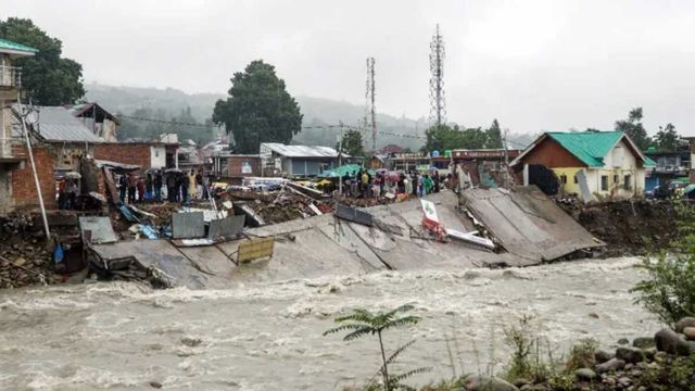 jammu-kashmir-monsoon-fury-heavy-rain-alert-till-aug-5-schools-closed-highways-blocked-amid-landslides