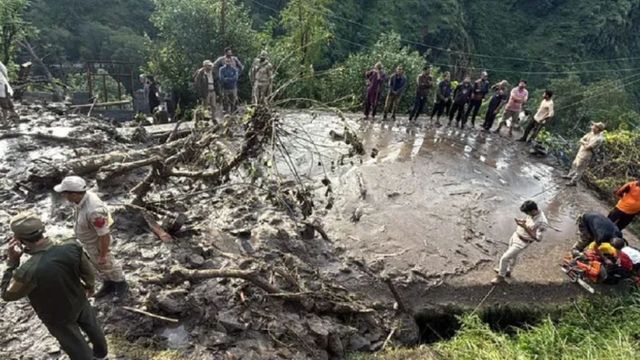 jk-cloudburst-wreaks-havoc-in-kishtwar-washes-away-vehicles-national-highway-closed