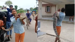 bihar-farmer-carries-5-foot-crocodile-on-shoulders-walks-into-police-station-lalpur-farmer