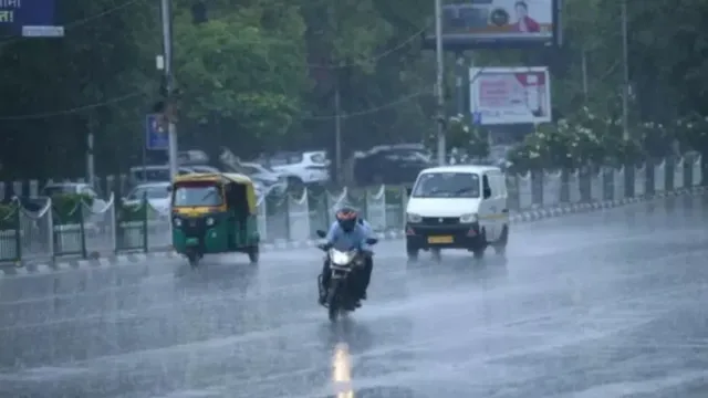 delhi-weather-intermittent-rain-lashes-parts-of-ncr-waterlogging-traffic-snarls-hit-vikas-marg