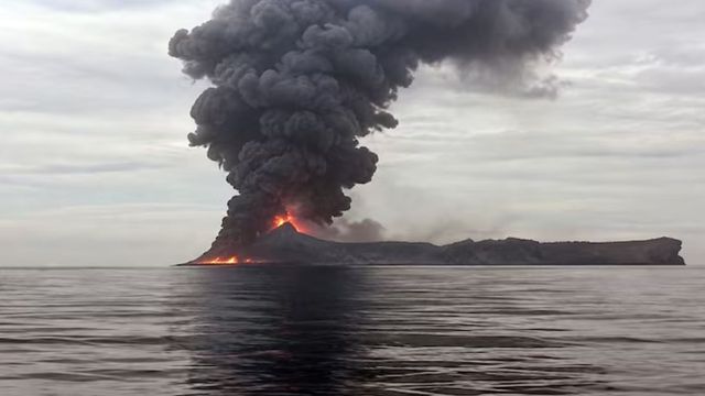 watch-video-captures-indian-flagged-vessel-sinking-in-red-sea-after-attack-14-crew-members-safe