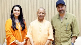 sunny-deol-and-preity-zinta-meet-up-cm-yogi-adityanath-ahead-of-batwara-1947-release-photos