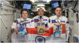 india-independence-day-wishes-russian-cosmonauts-aboard-iss-tricolour-in-hands-watch