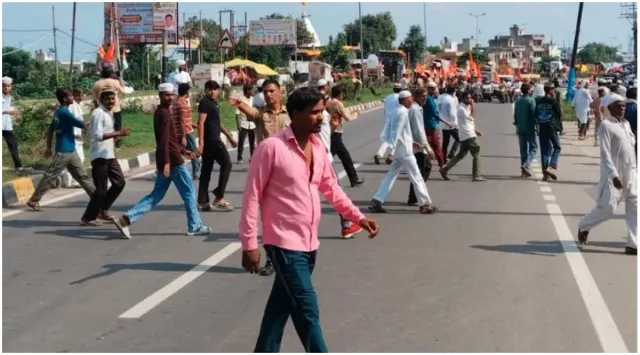 kanwariya-send-hindumuslim-harmony-message-in-meerut-form-human-chain-to-let-funeral-procession-cross-highway