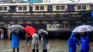 weather-mumbai-rain-batters-city-imd-forecasts-more-showers-harbour-line-trains-delayed-forecast