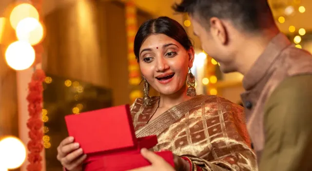 best-hariyali-teej-2026-gifts-for-wife-under-rs-2000-to-make-her-feel-special