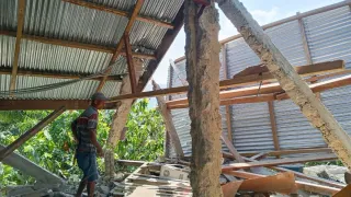 indonesia-hit-by-another-earthquake-hours-after-powerful-7-7-earthquake-killed-38-in-eastern-indonesia