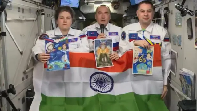 russian-cosmonauts-hold-tricolour-share-independence-day-wishes-from-space-india-is-beautiful-watch-video