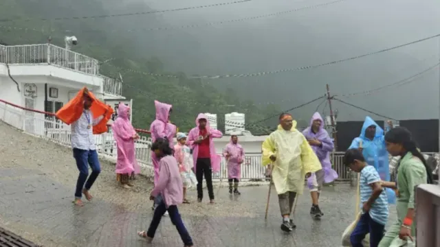 vaishno-devi-yatra-update-helicopter-services-suspended-due-to-heavy-rain-fog-in-katra-know-when-operations-will-resume