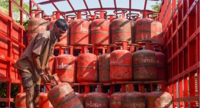 lpg-e-kyc-deadline-extended-till-august-23-long-queues-server-glitches-trouble-consumers-know-how-to-update