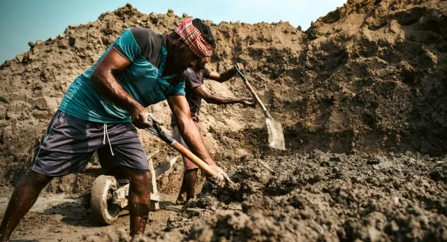 wifes-death-due-to-no-ambulance-access-forces-husband-to-build-road-on-his-own-story-of-maharashtras-mountain-man