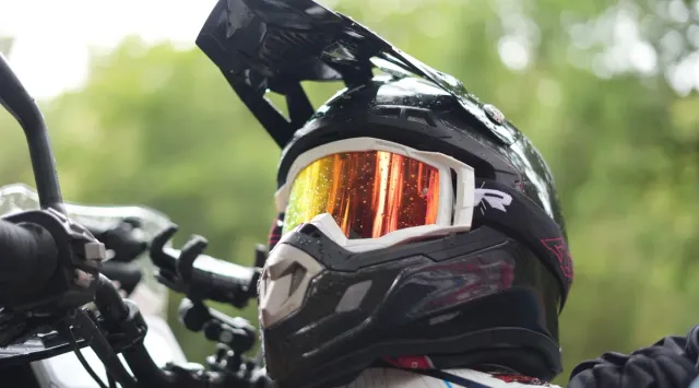 axor-mx-carbon-helmet-launched-at-rs-20000-worlds-lightest-triple-certified