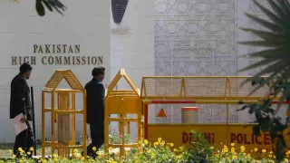 india-dismantles-structures-outside-pakistan-high-commission-delhi-in-tit-for-tat-move