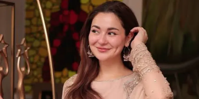 is-hania-aamir-drunk-viral-video-of-pakistani-actress-sparks-questions-over-her-unusual-behaviour