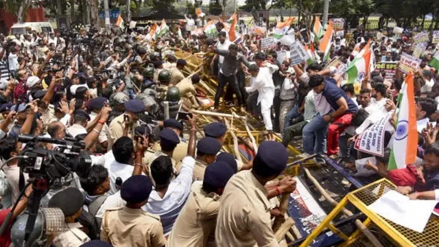 patna-students-clash-with-police-during-foot-march-to-cms-residence-over-exam-irregularities-updates