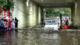 delhi-ncr-rain-heavy-downpour-lashes-parts-of-national-capital-noida-check-imd-forecast