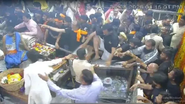 kanwar-pilgrims-create-ruckus-at-ujjain-shri-mahakaleshwar-temple-four-security-personnel-injured-video