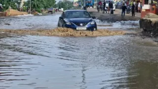 patna-flood-like-situation-after-ganga-level-rises-above-danger-mark-waterlogging-disrupts-traffic