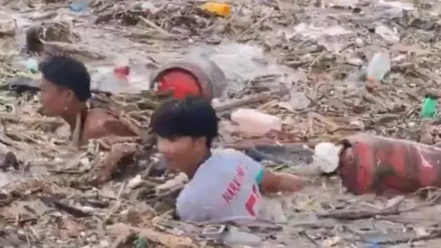 nepal-floods-viral-video-show-people-taking-away-gas-cylinders-swept-in-by-floodwaters