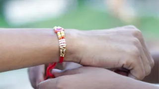 raksha-bandhan-2026-gujarat-woman-ties-rakhi-to-man-who-received-her-late-brothers-heart