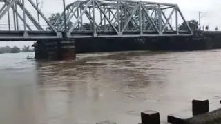 mp-heavy-rain-sharabhang-river-disrupts-mumbai-howrah-railway-line-12-trains-affected