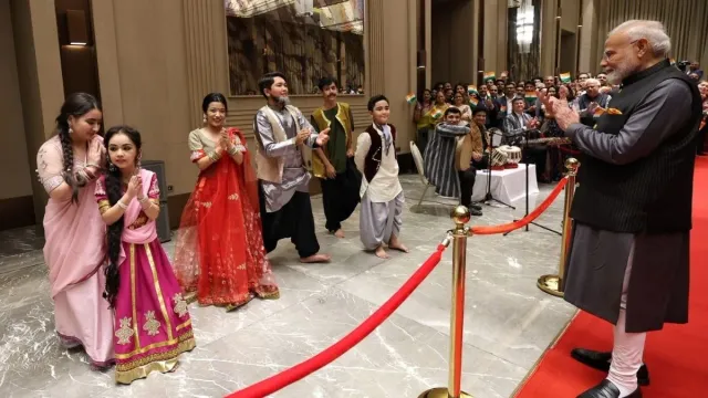 pm-modi-uzbekistan-visit-grand-welcome-bollywood-extravaganza-ude-jab-jab-zulfein-teri-performance-video