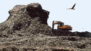 delhi-clears-over-2-crore-mt-landfills-in-okhla-bhalswa-and-ghazipur-reclaims-95-acres-of-land-cm-rekha-gupta-lauds-scientific-roadmap
