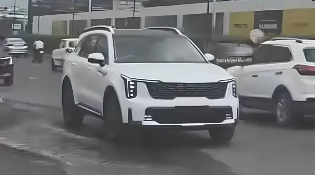 kia-sorento-hybrid-spied-undisguised-ahead-of-sptember-4-launch-check-features-and-engine-specs