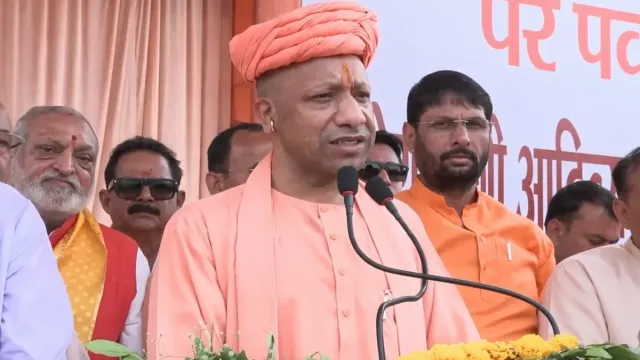 cm-yogi-offers-prayer-in-mathura-on-janmashtami-promises-to-construct-grand-temple-complexes-ahead-of-assembly-polls