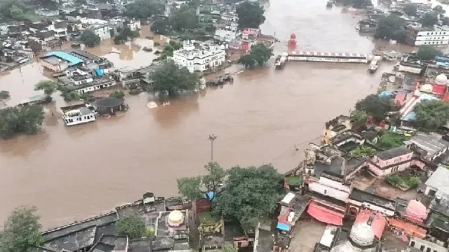 up-floods-8-dead-as-relentless-rain-swells-rivers-across-23-districts-prayagraj-and-chitrakoot-on-high-alert