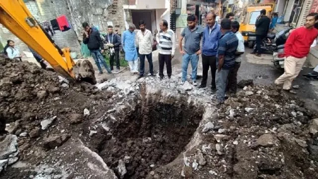mp-officials-waited-for-tragedy-water-pipeline-left-damaged-in-bhagirathpura-for-7-years-fixed-in-just-7-months-after-deaths