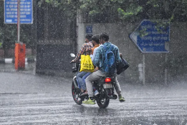 gurugram-rain-alert-heavy-showers-trigger-waterlogging-near-rajiv-chowk-sector-15-imd-warns-of-heavy-rainfall-in-next-hours