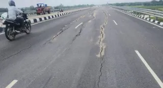 cracks-before-inauguration-ram-van-gaman-path-road-sinks-at-4-spots-in-up-locals-demand-probe