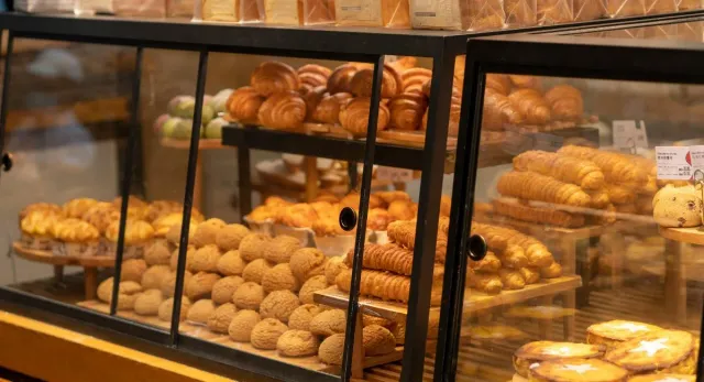 maharashtra-bakeries-face-crackdown-as-fda-seals-popular-thane-bakery-over-use-of-woodfired-ovens