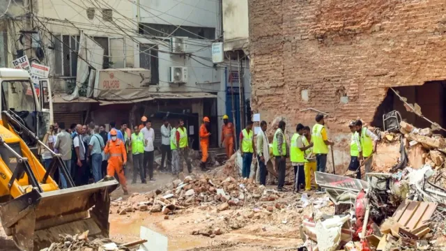 fir-in-satya-niketan-pg-collapse-owners-knew-about-weak-foundation-built-extra-floors-for-more-rent