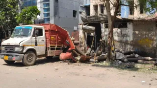 delhi-okhla-phase-1-oxygen-cylinder-explodes-while-unloading-from-truck-1-dead-2-injured